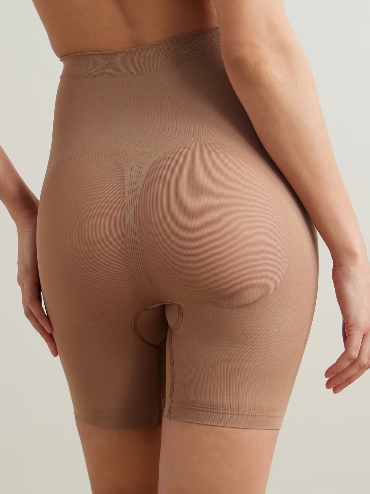 SKIMS - Seamless Sculpt Mid Thigh Shorts - Sienna