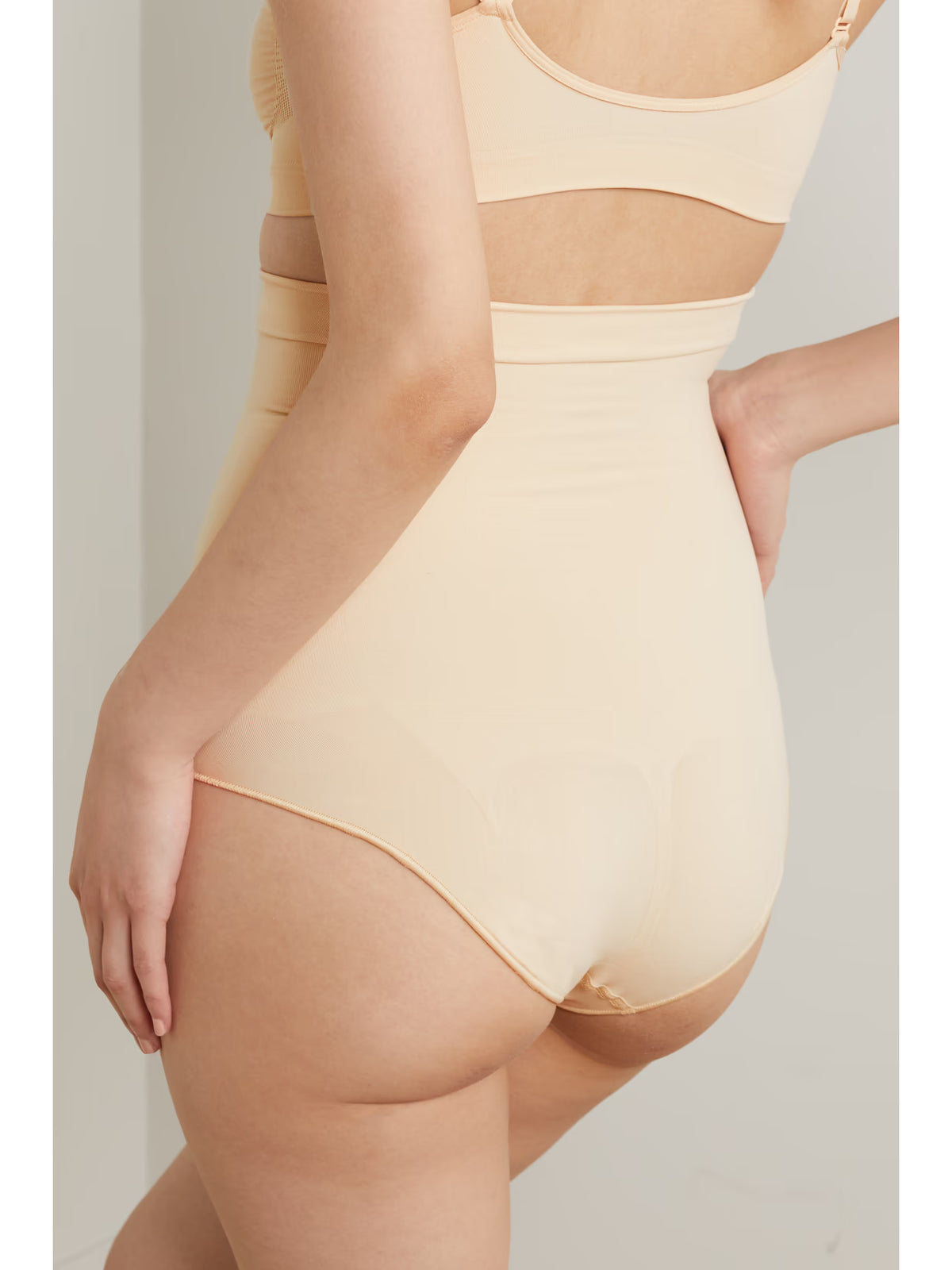 SKIMS - Seamless Sculpt High Waist Brief - Sand