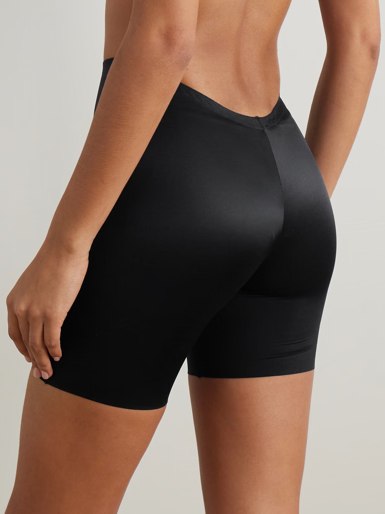 Spanx - Spanxshape Suit Your Fancy Low-back Mid-thigh Shorts - Black