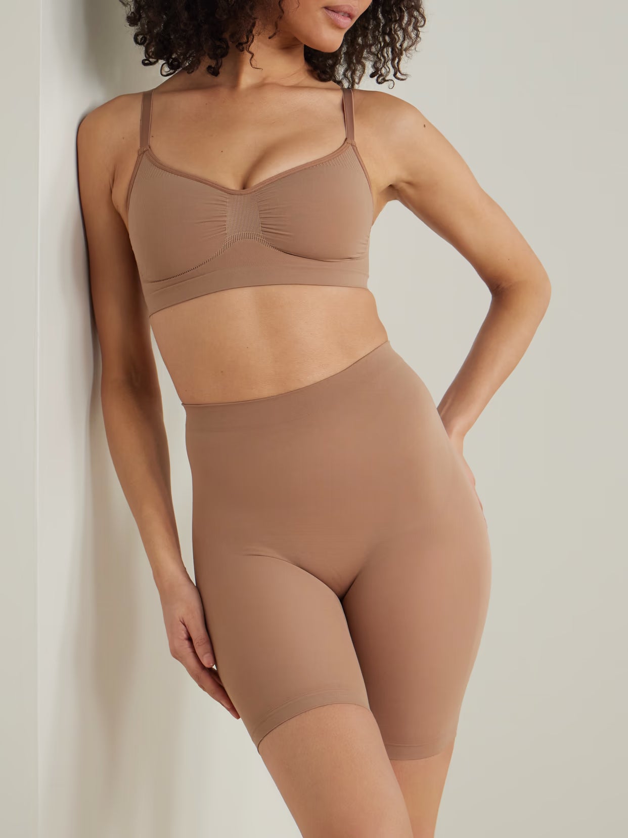 SKIMS - Seamless Sculpt Mid Thigh Shorts - Sienna